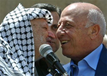 Arafat y su primer ministro escenifican su reconciliación.