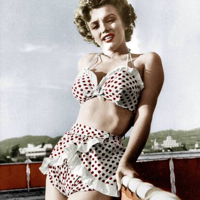 Marilyn Monroe se sumó en seguida a esta moda, y es de las actrices que más fotografías conserva posando en bikini. En la imagen, Monroe posa con uno de lunares estilo pop en 1954.