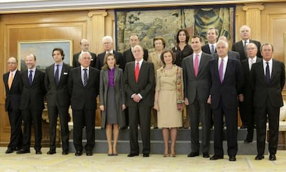 EL 'MINISTERIO DE LOS NOBLES'. Los Reyes de España y los Príncipes de Asturias, posando el pasado noviembre en el palacio de la Zarzuela junto a los representantes de la Diputación Permanente y el Consejo de la Grandeza de España, presididos por Alfonso Martínez de Irujo y Fitz-James Stuart, duque de Aliaga (a la izquierda de don Felipe). El órgano agrupa a los Grandes de España y Títulos del Reino, que constituyen la única nobleza legalmente regulada. Asesoran a la Administración pública y al Rey sobre honores y distinciones, y sobre sucesión y rehabilitación de títulos nobiliarios.