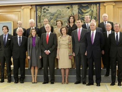 EL 'MINISTERIO DE LOS NOBLES'. Los Reyes de España y los Príncipes de Asturias, posando el pasado noviembre en el palacio de la Zarzuela junto a los representantes de la Diputación Permanente y el Consejo de la Grandeza de España, presididos por Alfonso Martínez de Irujo y Fitz-James Stuart, duque de Aliaga (a la izquierda de don Felipe). El órgano agrupa a los Grandes de España y Títulos del Reino, que constituyen la única nobleza legalmente regulada. Asesoran a la Administración pública y al Rey sobre honores y distinciones, y sobre sucesión y rehabilitación de títulos nobiliarios.