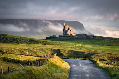 Por la costa de Irlanda (Irlanda y Reino Unido). Para hacer bien esta ruta, lo ideal sería abordarla con calma en dos semanas. Es una carretera que explora los confines escarpados, pintorescos y asombrosos de Irlanda. Saliendo de Dublín hacia Irlanda del Norte, y después dando un rodeo por el norte, oeste y sur de la isla, esta ruta atraviesa paisajes espléndidos, cordilleras, pueblos tradicionales y animados centros urbanos como Belfast, Galway, Sligo y Cork. Si queremos añadir un circuito por las islas de Irlanda, se pueden explorar las Aran, más allá de la belleza inhóspita de Connemara, y elegir como destino final el pueblo costero de Ardmore, que es uno de los más bonitos del sudeste. Inicio: Dublín. Final: Ardmore. Distancia: 1.300 kilómetros.