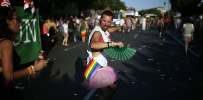 Un hombre se divierte en una edición pasada de la fiesta del Orgullo Gay, en Madrid.