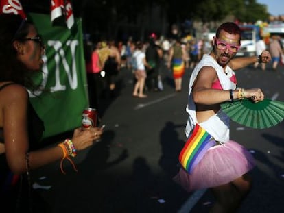 Un hombre se divierte en una edición pasada de la fiesta del Orgullo Gay, en Madrid.