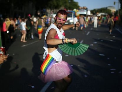 Un hombre se divierte en una edición pasada de la fiesta del Orgullo Gay, en Madrid.