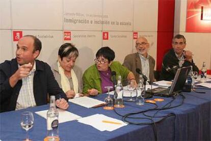 De izquierda a derecha, Aitor Bilbao (representante de los colegios religiosos); Sira Ayarza (que intervino en nombre de los directores de la red pública); Ana Eizagirre (moderadora); Imanol Igeregi (representante de las <i>ikastolas</i> privadas) e Imanol Zubizarreta (de los padres de la escuela pública), durante el debate de ayer.