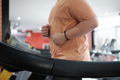 Antes de apuntarse a un gimnasio o iniciar una dieta hipocalrica, los mdicos recomiendan que las personas con obesidad acudan al centro de salud.