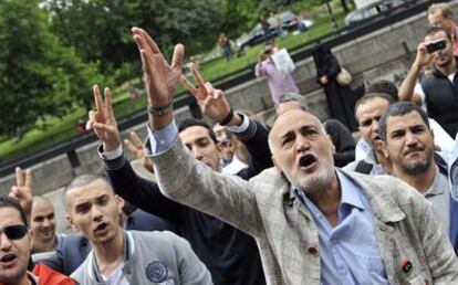 Un grupo de personas se manifiestan en contra de Gadafi a las puertas de la embajada libia en Londres