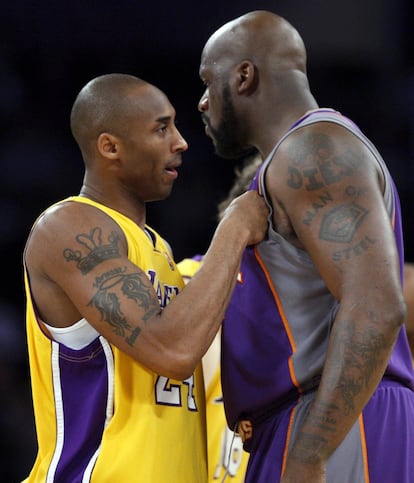 Las riñas entre Kobe Bryant y Shaquille O’Neal se remontan a 2003, cuando este último se refirió a los Lakers como “su equipo”. Después, durante una entrevista con ESPN, Bryant insinuó que “el gran jugador” estaba a sus pies. El disgusto que se llevó O’Neal fue tal que en cuanto tuvo oportunidad amenazó a su excompañero: “Si vuelves a decir una cosa así, te mataré”, anécdota que recordó también en su libro de memorias ‘Shaq Uncut: My Story’. </br> Quizá uno de los piques más grandes entre los dos se dio cuando, tras ocho años jugando en los Lakers, O’Neal abandonó al equipo y firmó un contrato con los Miami Heat. Un día después del fichaje, Bryant firmó por 136 millones de dólares su renovación con los Lakers por otros siete años. </br> Los dimes y diretes terminaron en 2015 durante un episodio del podcast ‘Shaq’s The Big Podcas with Shaq’. Bryant le dijo a su excompañero que él sentía que sus broncas habían sido simplemente desacuerdos. “Quiero que la gente sepa que no te odio y tú no me odias”, dijo.
