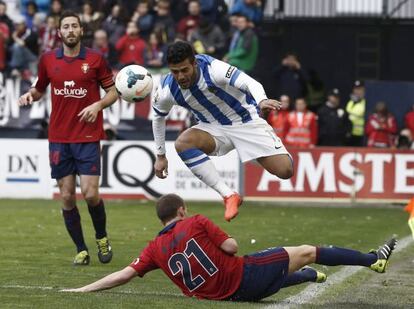 Carlos Vela salta ante la entrada de Roberto Torres