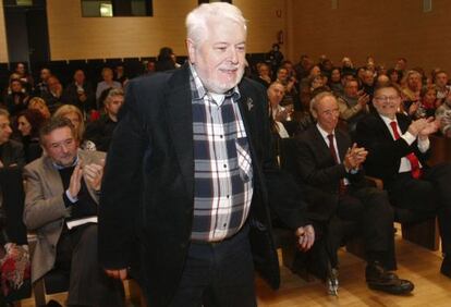 Jesús Huguet se dirige al escenario para hablar durante el acto de este lunes en Castellón.