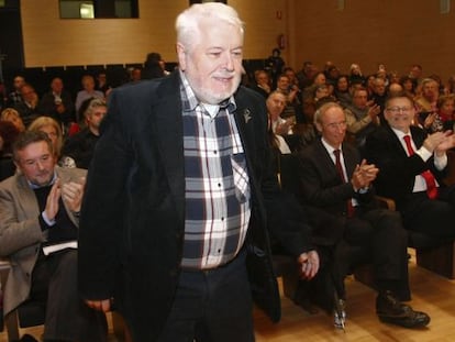 Jes&uacute;s Huguet se dirige al escenario para hablar durante el acto de este lunes en Castell&oacute;n.