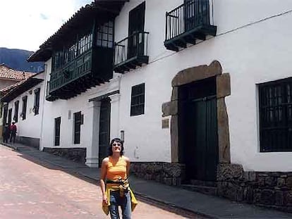 La autora, frente a una casa colonial en la capital colombiana.