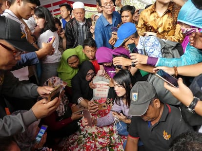 Un grupo de personas intenta tomar 'selfies' en la tumba del expresidente de Indonesia BJ Habibie, el 12 de septiembre. Habibie marcó el comienzo de una era de reformas democráticas después de la caída del dictador Suharto.