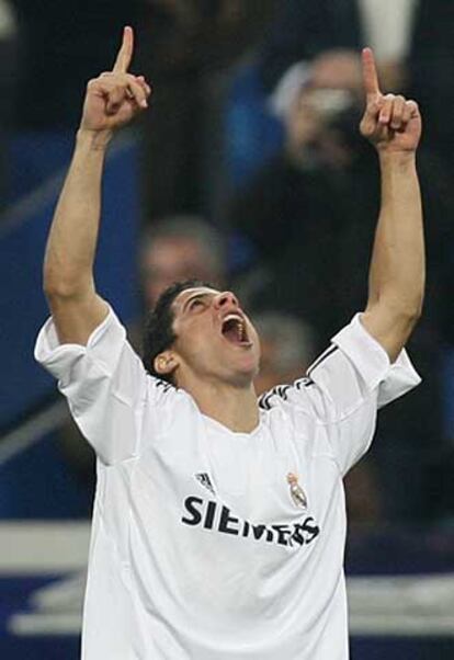 Cicinho celebra su gol, con el que el Madrid abrió el marcador.