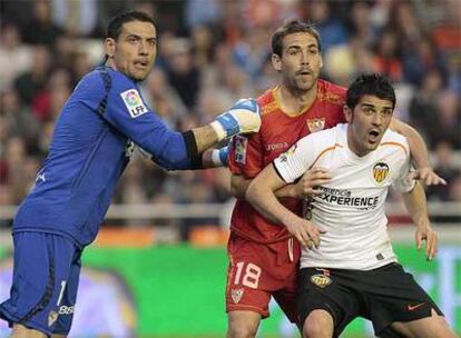 De izquierda a derecha, Palop, Fernando Navarro y Villa.