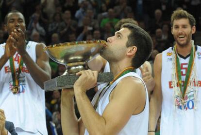 Felipe Reyes recoge el trofeo de campeones de Europa como homenaje a su padre Alfonso, fallecido días antes del comienzo del campeonato.