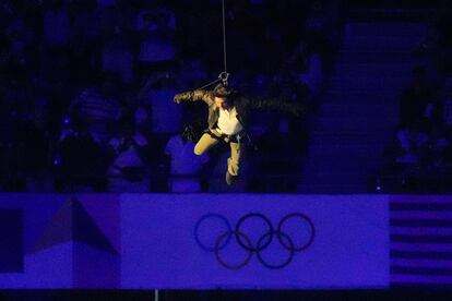 Tom Cruise desciende sobre el Estadio de Francia.