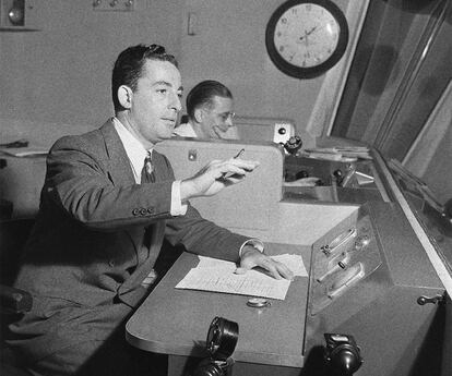 Himan Brown en los estudios de la CBS, en 1943.