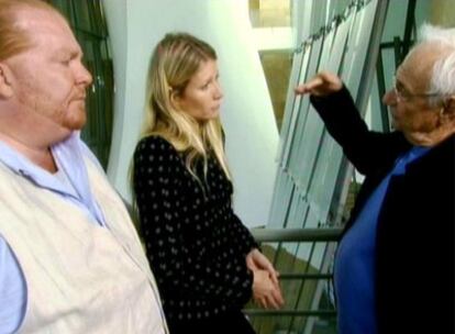 Mario Batali y Gwyneth Paltrow con el arquitecto frank O. Gehry durante su visita al Guggenheim