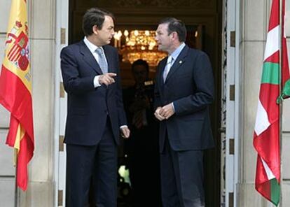 José Luis Rodríguez Zapatero y Juan José Ibarretxe, a las puertas de La Moncloa el 16 de julio.