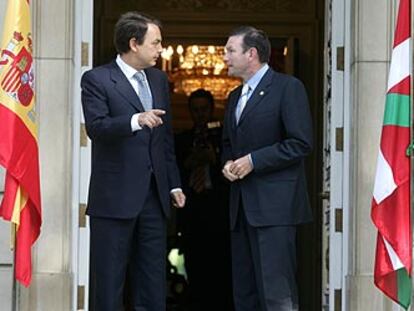 José Luis Rodríguez Zapatero y Juan José Ibarretxe, a las puertas de La Moncloa el 16 de julio.