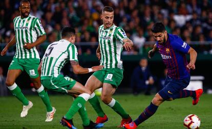 Luis Suárez, con el balón, ante los jugadores del Betis.