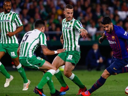 Luis Suárez, con el balón, ante los jugadores del Betis.