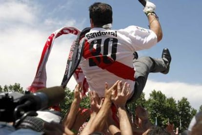 José Ramón Sandoval manteado por sus jugadores al término del partido ante el Xerez