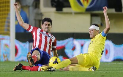 Diego Costa y Bruno luchan por el bal&oacute;n