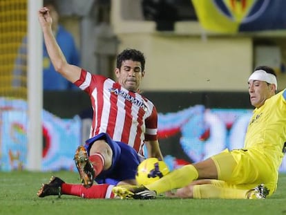 Diego Costa y Bruno luchan por el bal&oacute;n