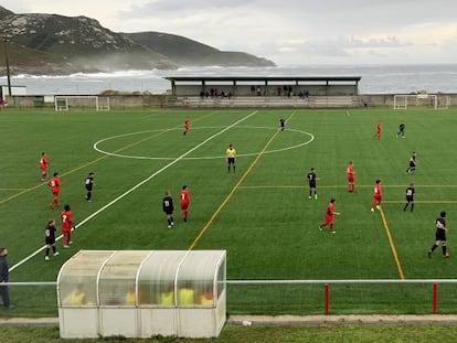El campo del Muxía FC, pegado al océano Atlántico, en la Costa da Morte, donde juegan desde los benjamines hasta el primer equipo.