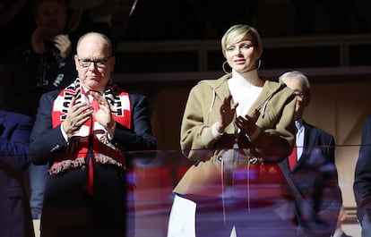 ALBERTO Y CHARLENE DE MÓNACO. También ellos se conocieron durante los Juegos de Sídney, cuando él era uno de los más populares solteros de oro de las monarquías europeas y ella competía en el equipo de relevos de 4x100 estilos de la delegación de natación sudafricana. Sin embargo, su relación sentimental no comenzó hasta el año 2006. Las imágenes en las que aparecían acaramelados en las gradas de los Juegos Olímpicos de Invierno, celebrados en Turín, dieron la vuelta al mundo y confirmaron su romance. Hace unos días portaron la llama olímpica junto a sus dos hijos en la cuenta atrás para la cita de París 2024.