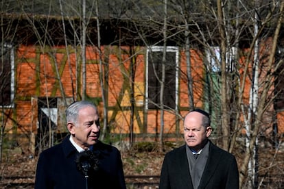 El primer ministro israelí Benjamin Netanyahu y el canciller alemán Olaf Scholz asisten a un acto conmemorativo de la deportación de judíos durante la Segunda Guerra Mundial, este jueves en Berlín.