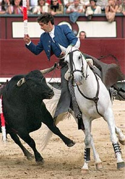 El rejoneador Hermoso de Mendoza, ayer en la plaza de Las Ventas.