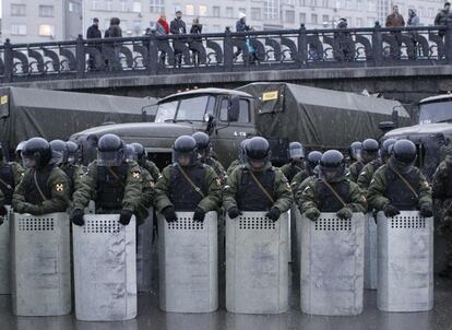 Policías antidisturbios, en formación, ante una protesta en la plaza Bolotnaya contra el fraude electoral.