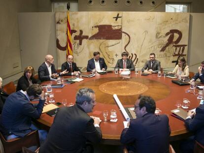 Puigdemont amb els ara exconsellers en un Consell de Govern.