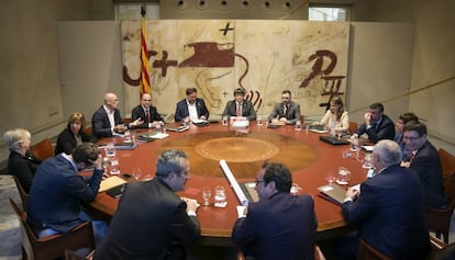 Puigdemont con los ahora exconsejeros en un Consejo de Gobierno 