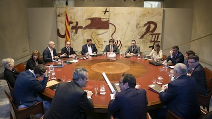 Puigdemont amb els ara exconsellers en un Consell de Govern.