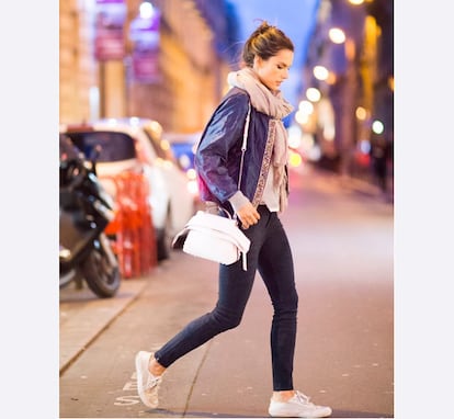 Alessandra Ambrosio con las sneakers Parson de Pedro García en las calles de París. La top brasileña tiene 8,6 millones de seguidores en su cuenta de Instagram y es una de las más activas en la red. Esta imagen consiguió 111.000 'me gustas' en Instagram.