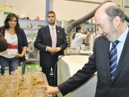 Alfredo Pérez Rubalcaba comprueba unos envases durante su visita a una empresa de Mieres (Asturias).