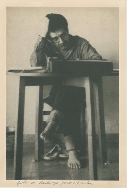 Descalzo y concentrado, Gabriel García Márquez trabaja en su estudio en Barcelona, ​​España. En ese momento estaba escribiendo 'El otoño del patriarca'. La fotografía fue tomada por su hijo, Rodrigo García Barcha, en la década de 1970.