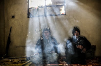Combatientes kurdos descansan en una casa en las afueras de la ciudad siria de Kobane. El programa liderado por Estados Unidos para entrenar militarmente a la oposición siria para combatir al Estado Islámico comenzará en mayo, según ha asegurado el ministro de Defensa turco, Ismet Yilmaz.