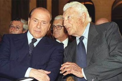 Silvio Berlusconi, propietario del Milan, y Giovanni Agnelli, propietario del Juventus hasta su fallecimiento en 2003, en una reunión de empresarios en 2001.