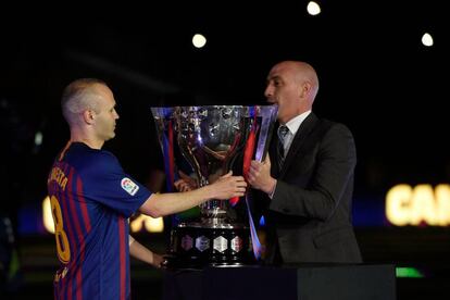 Rubiales le entrega la copa de la Liga a Iniesta.