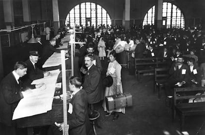 Registro de inmigrantes en la aduana de Ellis Island.