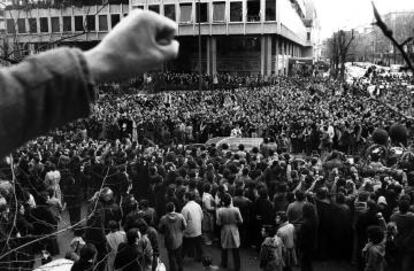 Una multitud acompaña el féretro de uno de los abogados asesinados en Atocha.