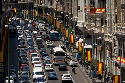 Banderas de España decoran el centro de Madrid.