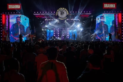 In the enclosure, there are five stages, bumper cars, a playground, shops and food stalls. Country music is the favorite of the attendees – a genre that, in recent years, has become the most-listened-to in Brazil.