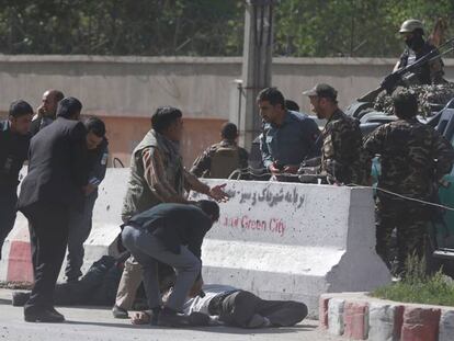 Las fuerzas de seguridad socorren a varios periodistas heridos.