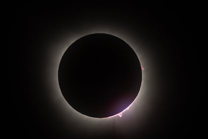 Vista de la corona solar durante el eclipse total de Sol de 2024 en Norteamérica.